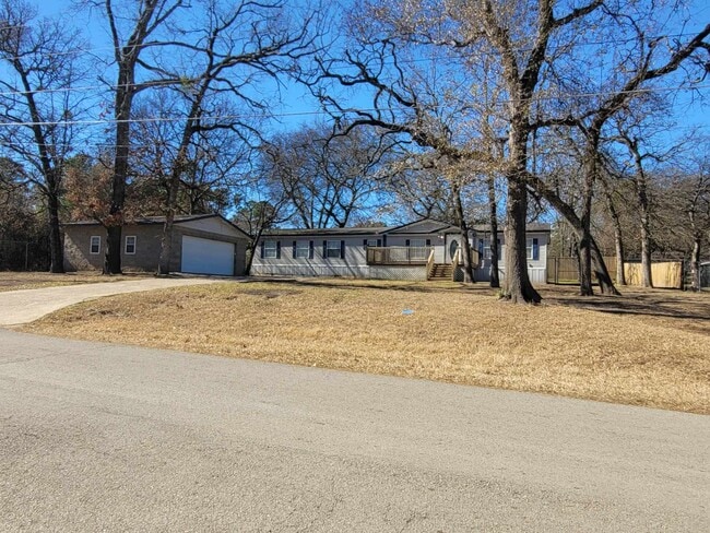 Building Photo - 22696 Lakeway Hbr