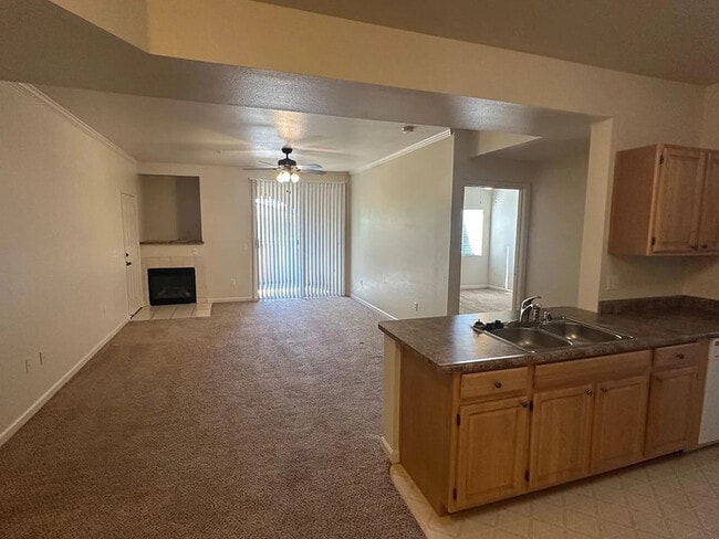 Building Photo - Beautiful 2 Bedroom 2 Bathroom in Roseville!