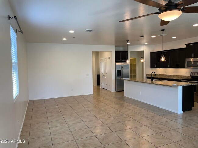 Foto del edificio - 21257 W Berkeley Rd