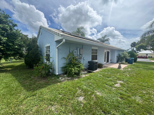Building Photo - 3 bedroom 2 bath NE Palm Bay