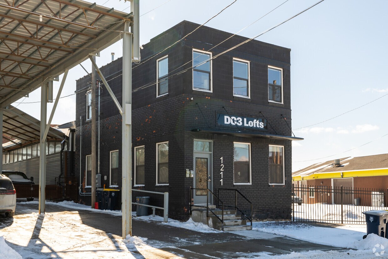 Building Photo - DC 3 Lofts