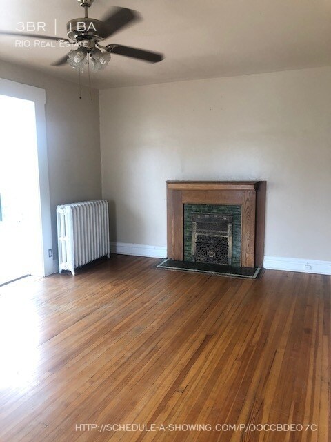 Building Photo - Stunning Top Floor 3BR with Sunroom!