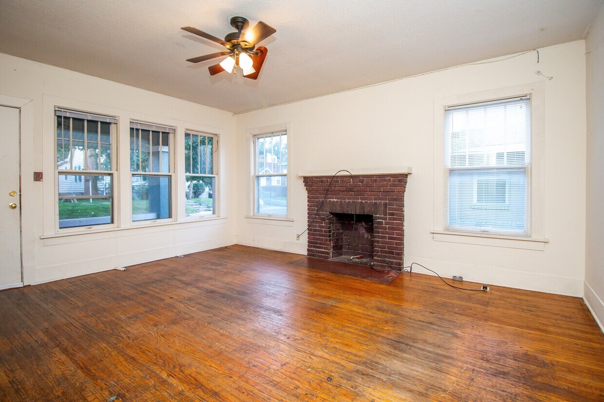 Foto principal - 4bed/2bath House right Downtown!!