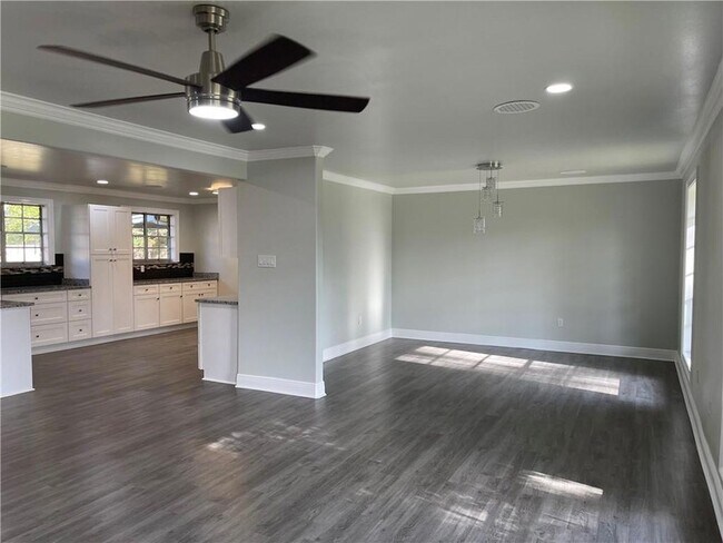 Building Photo - 214 River Oaks Dr