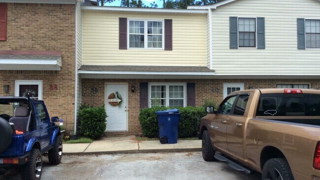 Building Photo - Heritage Square Townhome