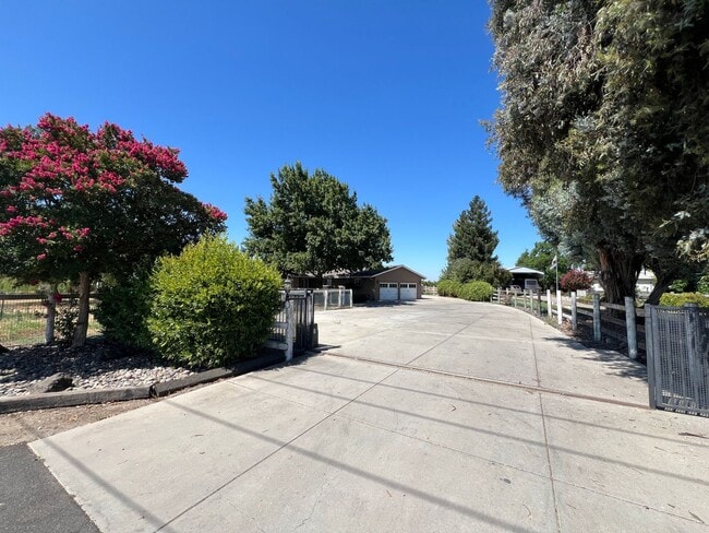 Building Photo - Stunning Country property in Oakdale!