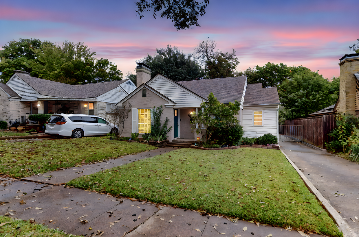 Primary Photo - Elegant Cottage in Kessler Plaza – Upscale...