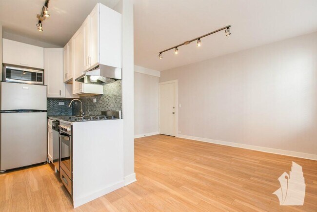 Building Photo - 541 W Belmont Ave