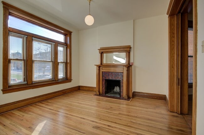 Building Photo - 638 W Drummond Pl