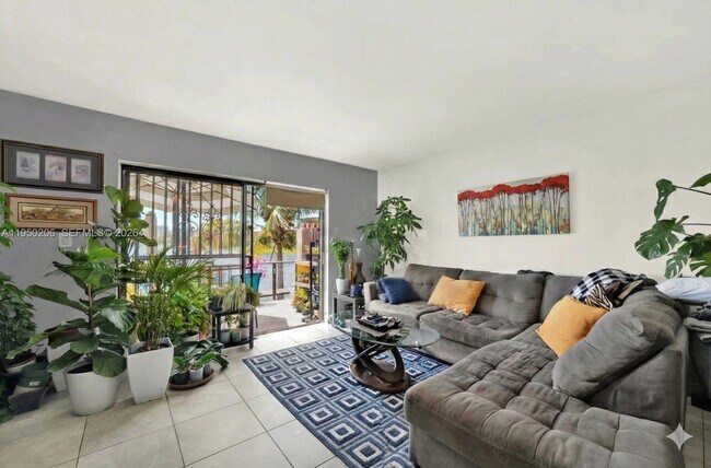 Foto del edificio - 10810 NW 7th St