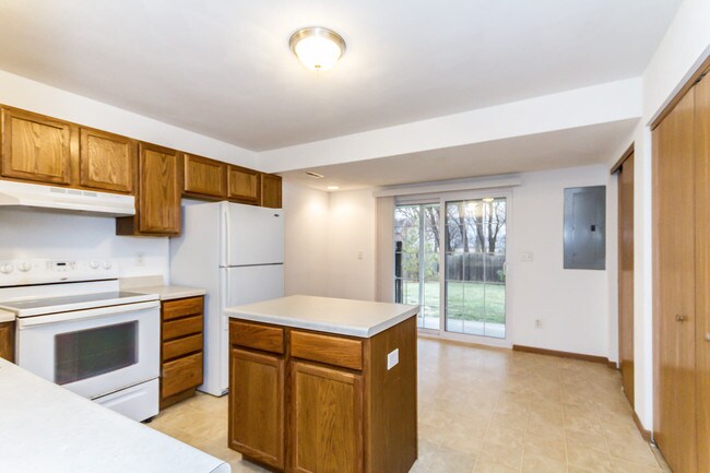 Building Photo - 740 Fountain View Dr