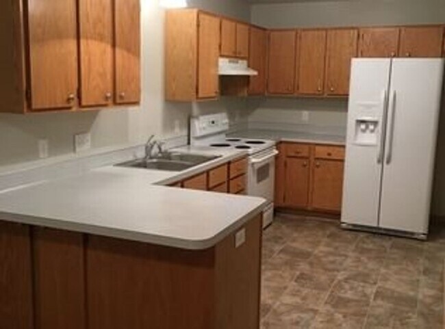 Foto del edificio - 2 Bed + Loft/1.5 Bath Townhouse- Great Location! Available August 1st!