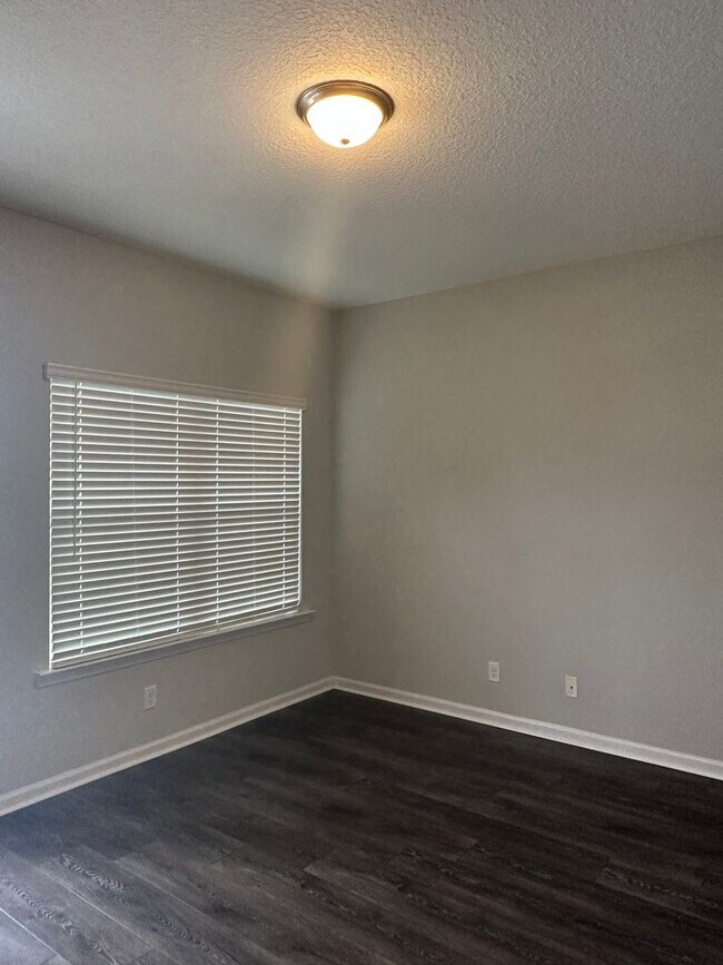 Foto del edificio - For Rent: Half Off Full First Month Rent
