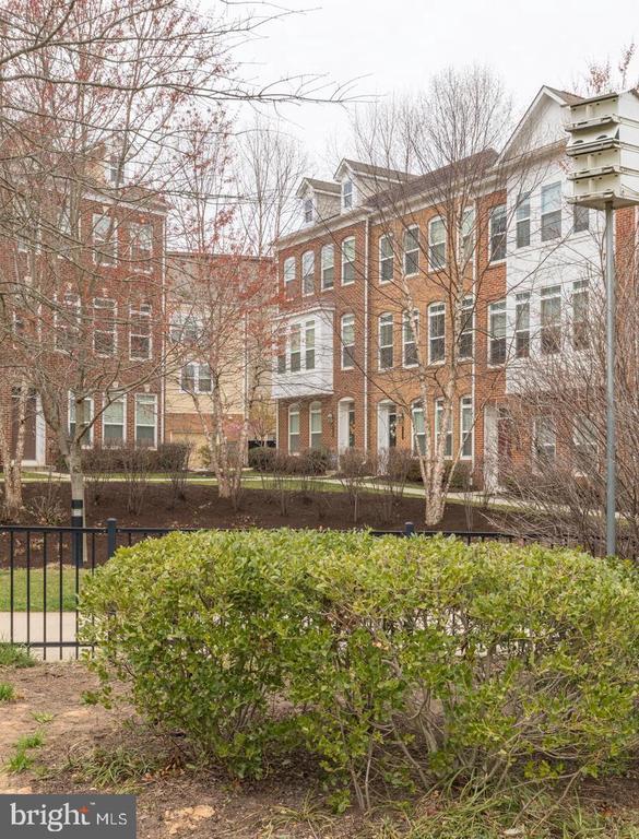 Building Photo - 9427 Canonbury Square
