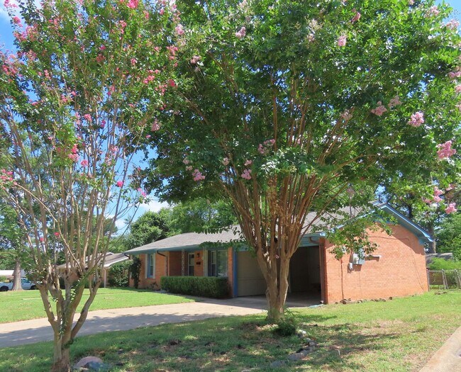 Foto del edificio - Updated 3 Bedroom, 2 Bath Home w/Storage!