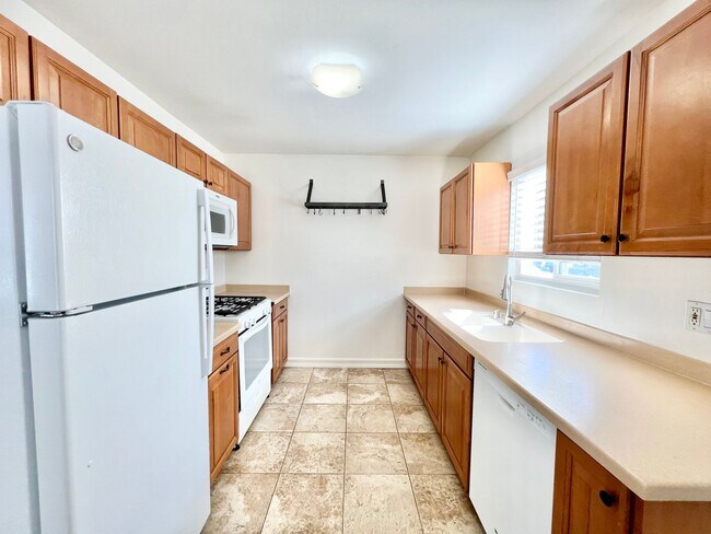 Foto del edificio - Beautiful 2B/1B Condo Blocks Away from the...