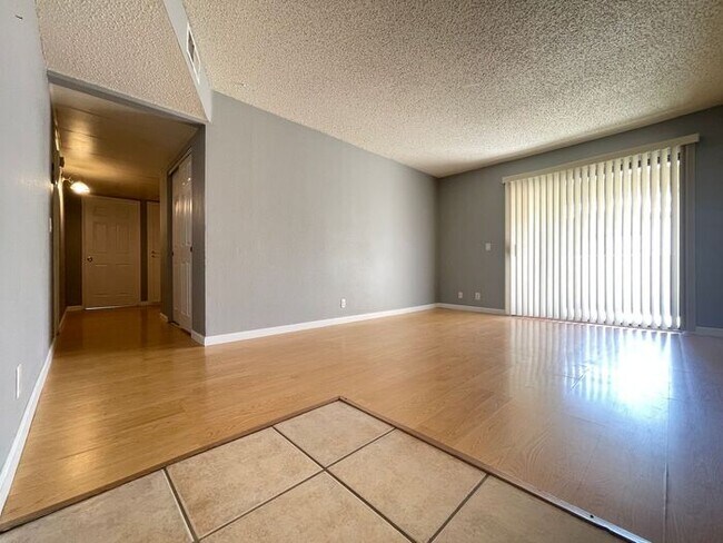 Building Photo - Lovely 2nd floor 3 bedroom condo in Desert...