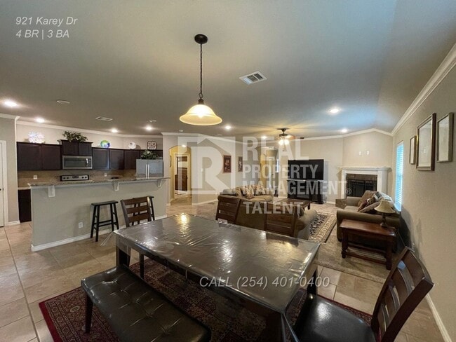 Building Photo - 921 Karey Dr
