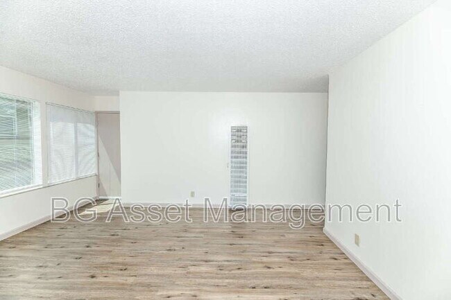Foto del edificio - 3600 Dimond Ave
