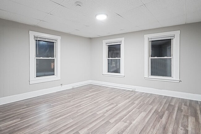 Building Photo - 168 Lunenburg St