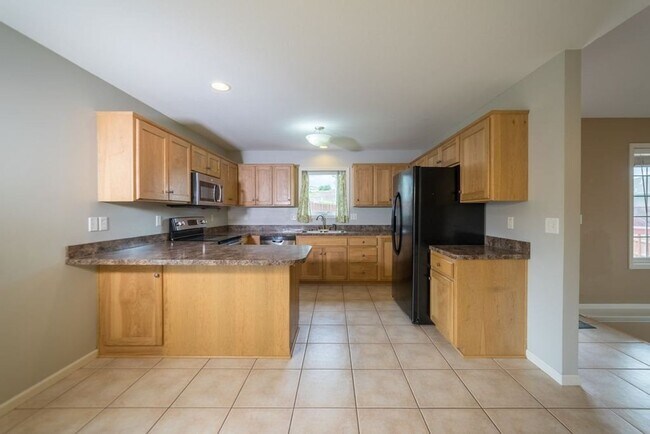 Building Photo - CLOSE TO FORT RILEY! FENCED BACKYARD!