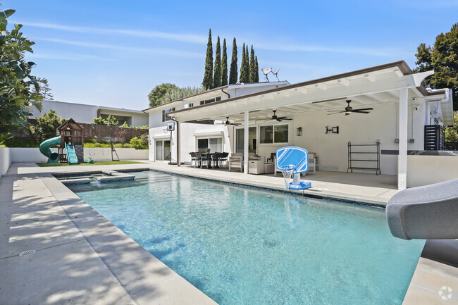 Building Photo - 16544 Park Lane Dr