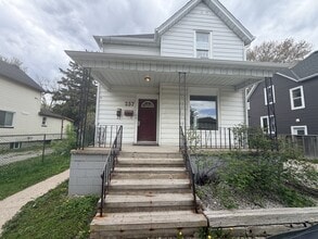 Building Photo - 257 Vidal St S