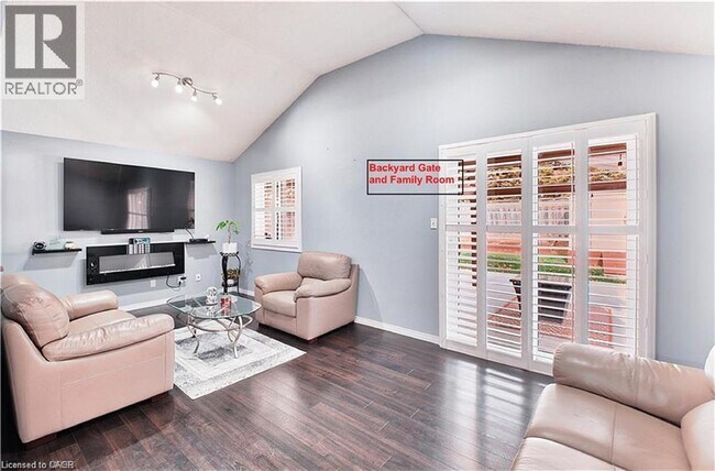 Building Photo - 112 Hollyridge Crescent