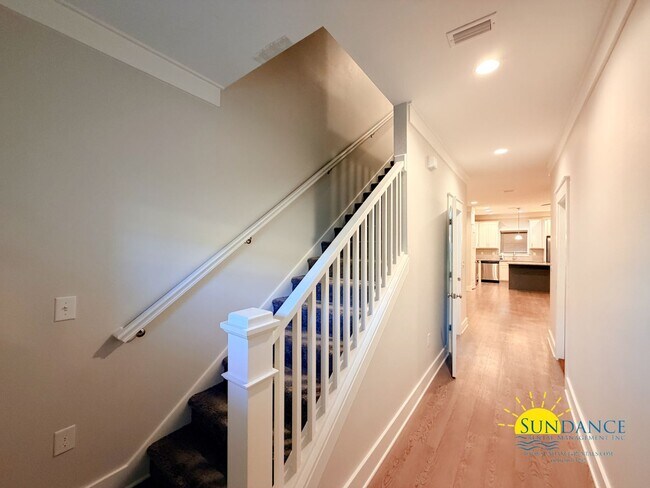 Building Photo - Stunning 3 Bedroom Tuscany Village Townhouse!