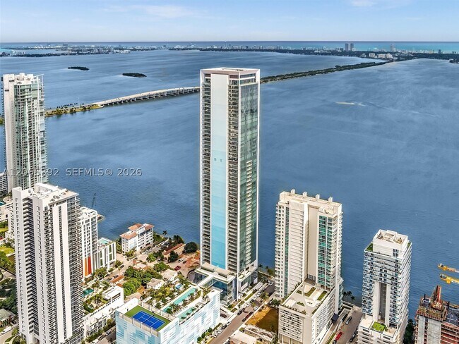 Foto del edificio - 700 NE 26th St