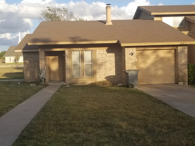 2 bd / 2 bth / 1105 sqft Duplex for rent - 12307 shadyview dr