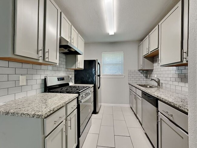 Building Photo - 1724 Spring Lake Dr