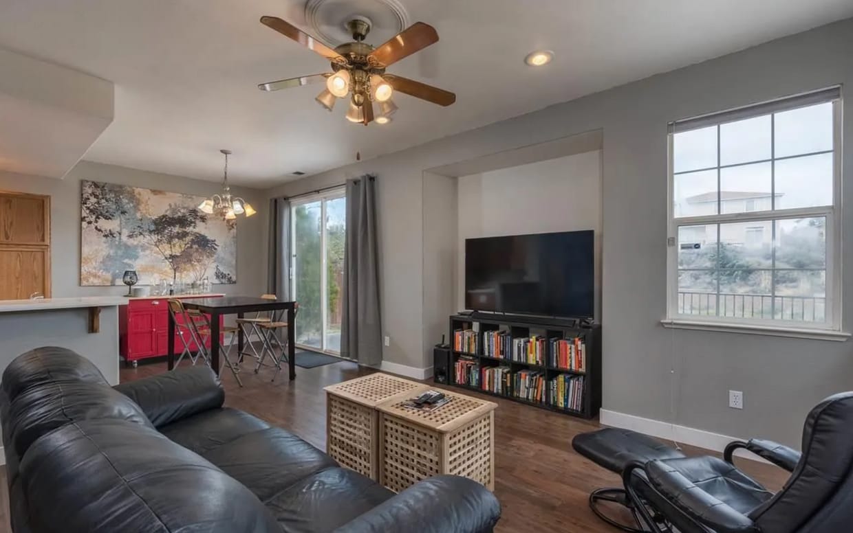 Primary Photo - Adorable and Cozy 3 bed / 2.5 Bath - Comin...