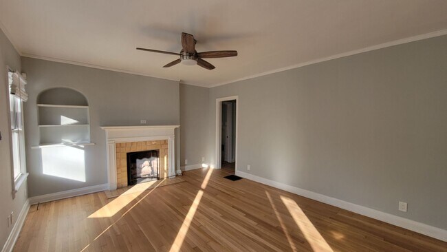 Building Photo - Southern Charm Includes Loft and Basement ...