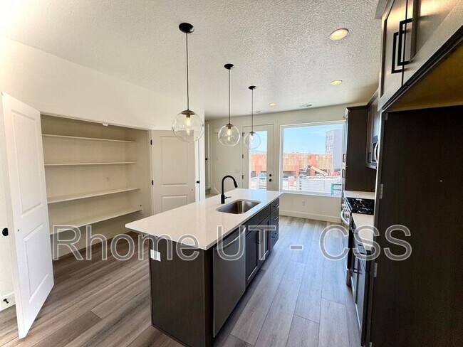 Foto del edificio - 1489 Creek Ln