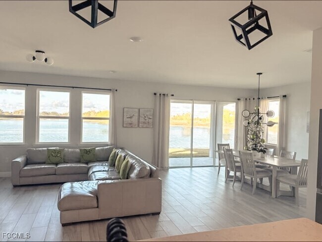 Foto del edificio - 2038 Grove Dr