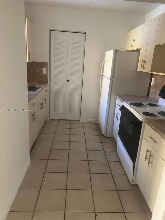 Building Photo - 686 NW 114th Ave