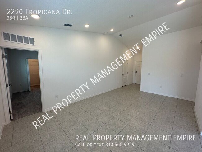 Foto del edificio - 2290 Tropicana Dr