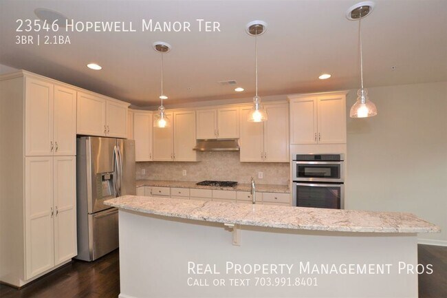 Building Photo - Beautifully Updated 3 Bedroom 2.5 Bath Con...