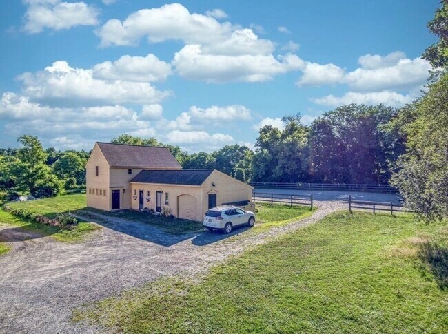 Foto del edificio - 253 Davis Rd