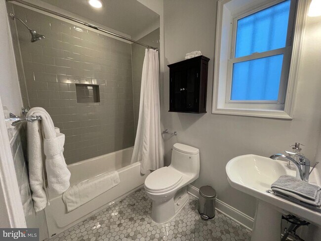 Foto del edificio - 1409 Hopkins St NW