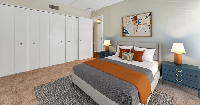 Building Photo - z-121625-The Easton Apartments