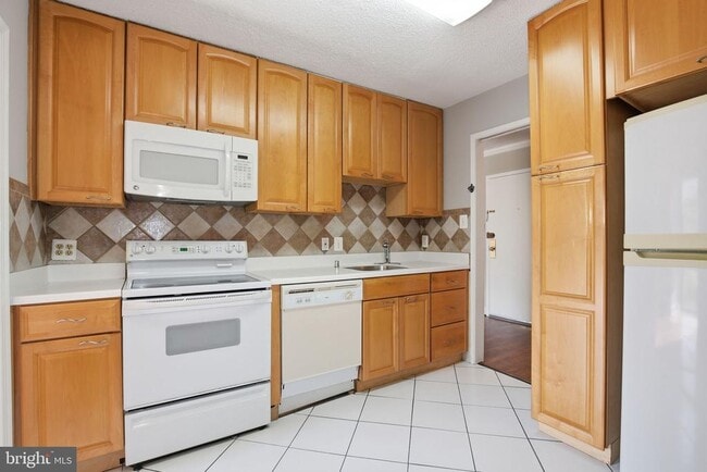 Building Photo - 2300 Pimmit Dr