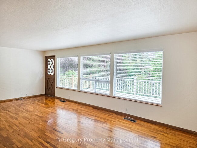 Building Photo - 4908 Dogwood Dr
