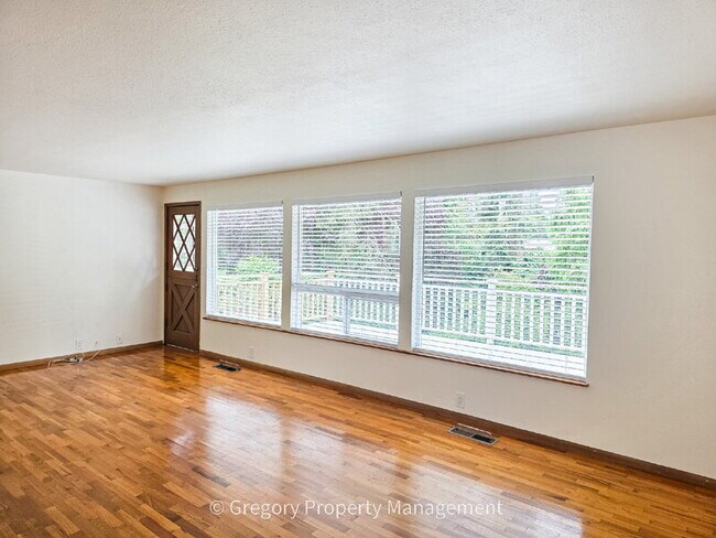 Foto del edificio - 4908 Dogwood Dr