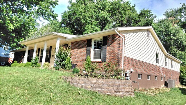 Foto del edificio - 874 Hollyridge Dr