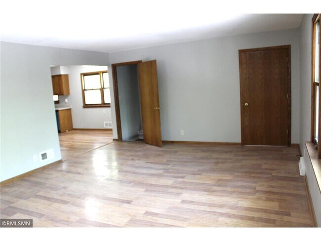 Foto del edificio - 747 Tuscarora Ave W