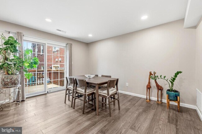Building Photo - 4880 Chevy Chase Dr