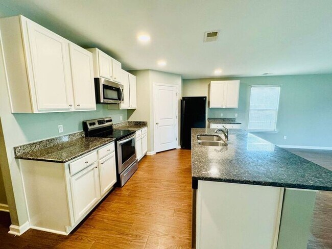 Building Photo - 4 bed, 2 bath-- Available NOW!!