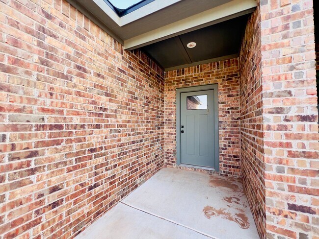 Building Photo - Spacious 3-Bedroom Townhouse Near Texas Tech